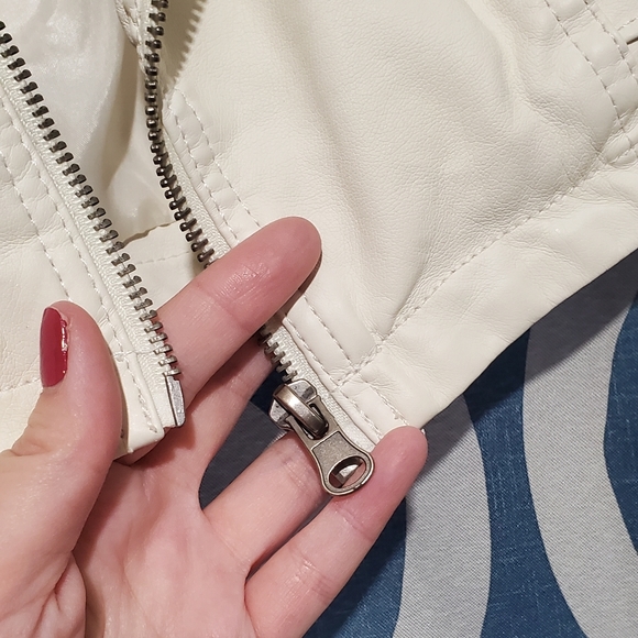 Charlotte Russe cropped jacket - Picture 9 of 14